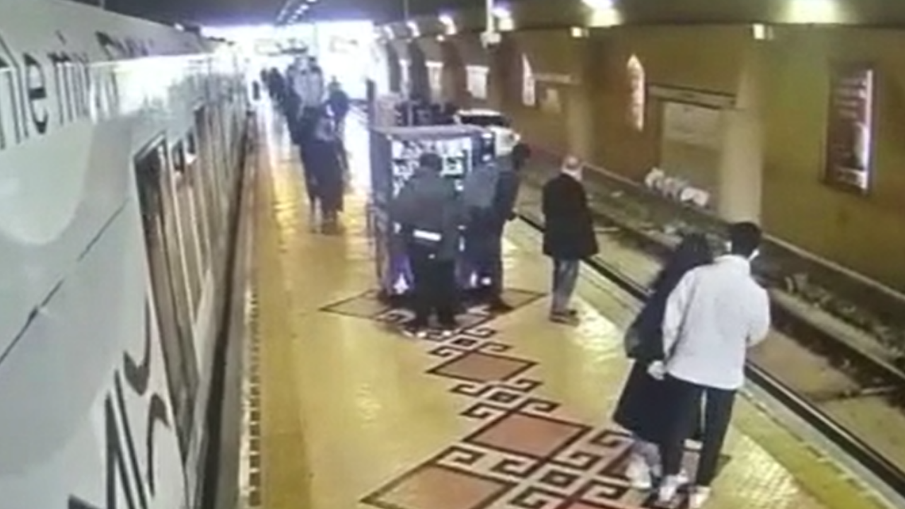 Yanlışlıkla tramvay yoluna giren araç mahsur kaldı